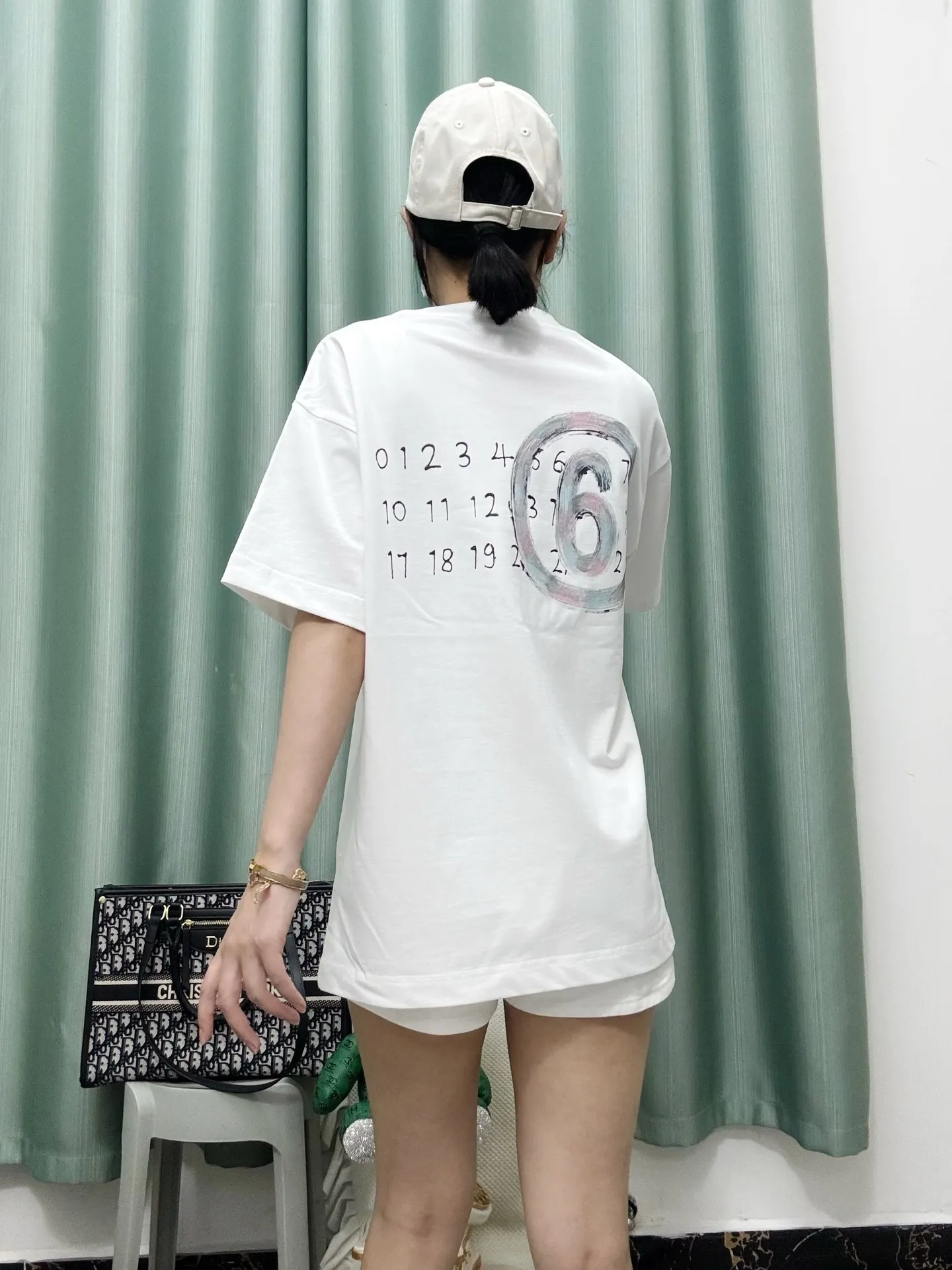 White ， Same Style